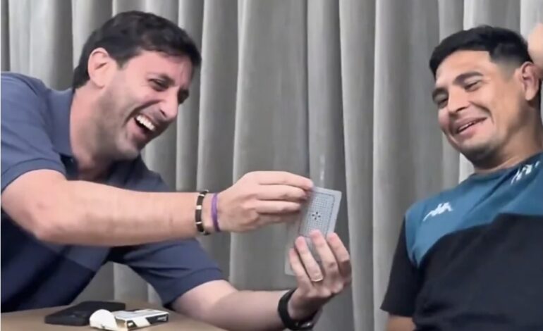 Viralizan video de Maxi Salas riendo y jugando al truco con Diego Milito