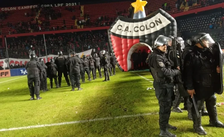 La lista de los 16 barras de Colón que no podrán ingresar a ningún estadio tras los incidentes en el Brigadier López