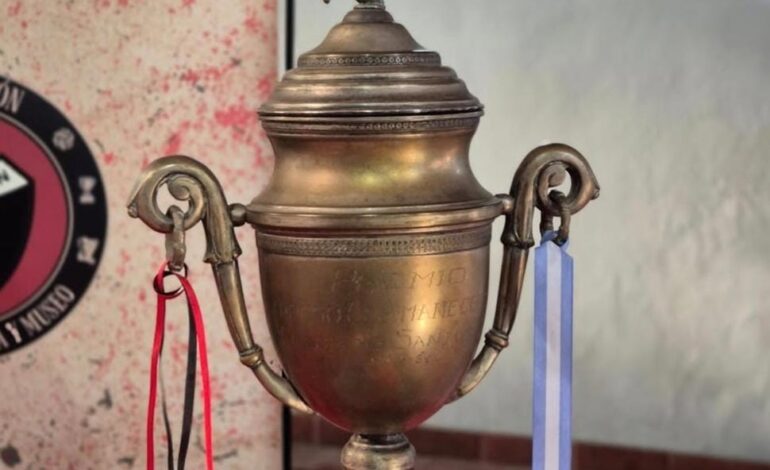 Colón recuperó la Copa que le ganó al Santos de Pelé en 1964