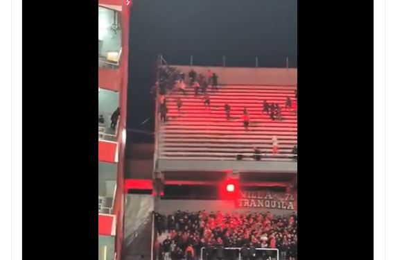 AHORA! VIDEO LOCURA TOTAL en Avellaneda, las imágenes del horror, UN HINCHA SE ARROJA AL VACÍO