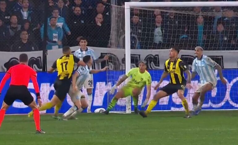 «Carga por la espalda imprudente»: la explicación del VAR del penal para Racing contra Peñarol