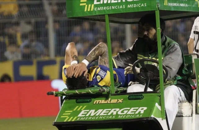 Conmoción en el Gigante de Arroyito: el pibe Juan Giménez se lesionó feo y salió llorando ante Riestra