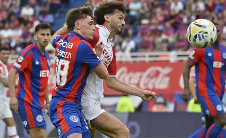Codazo y expulsión: la jugada que calentó el clásico entre San Lorenzo y Huracán