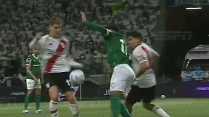 NO FUE MANO: La imagen de la polémica en la eliminación de River
