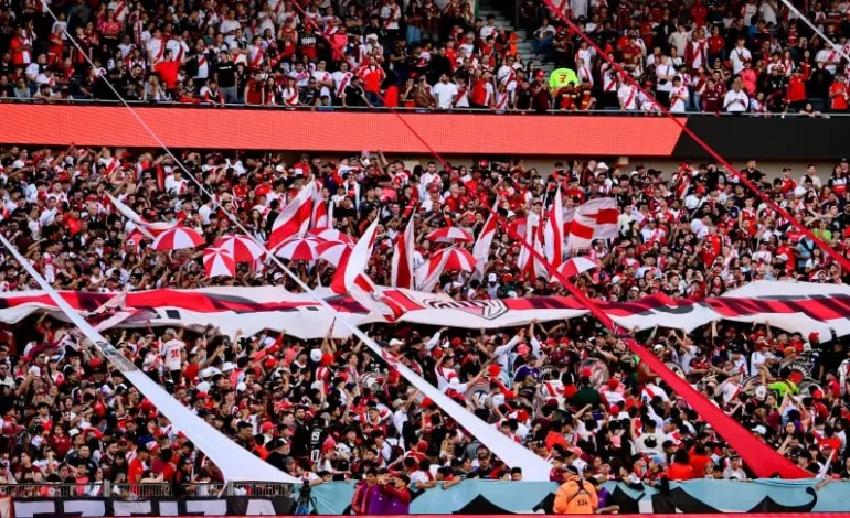 El cancionero de River contra los jugadores: «Ganar y no pensar en qué boliche ir a bailar» y más