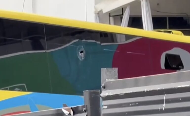 Video | HECHO GRAVE: El micro de Lanús fue apedreado en Chile