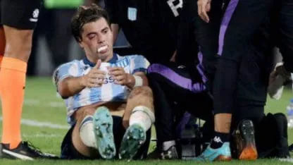 Alarma en Racing: Sosa sufrió una fractura por el codazo de Rojo y tendrá que ser operado