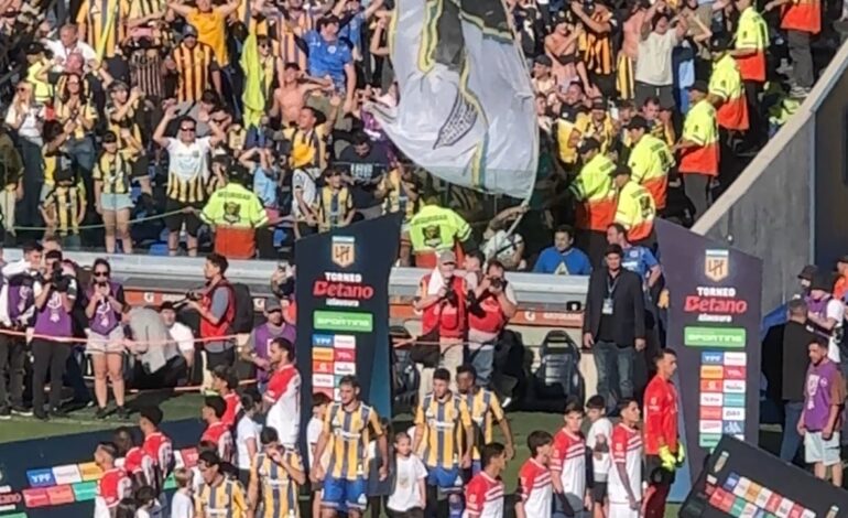 VIDEO: Estudiantes le hizo el pasillo a Rosario Central… ¡DE ESPALDAS!!