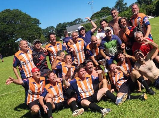 APM D se consagró CAMPEÓN en +45 y desató el festejo tras una GRAN FINAL