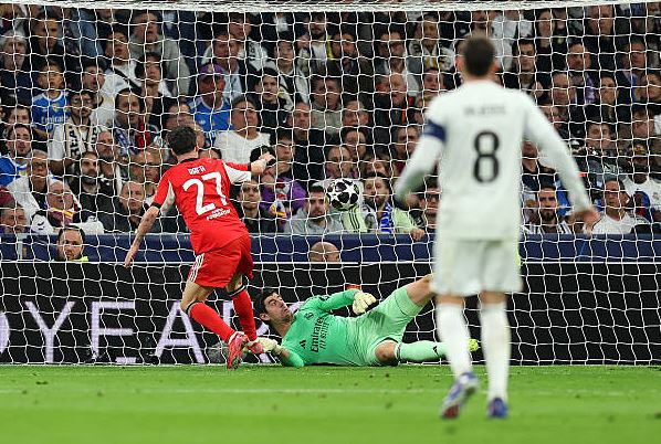 VIDEOS: PARTIDAZO en el BERNABÉU, Vini pidió un penal de Otamendi, Benfica se puso en ventaja e igualó al instante Tchuámeni