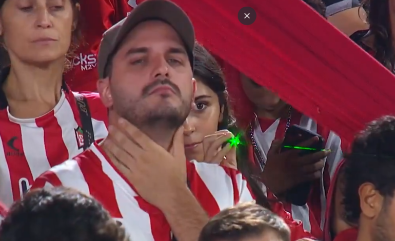 Buscan a una hincha de Estudiantes por apuntar con un láser al arquero de Vélez