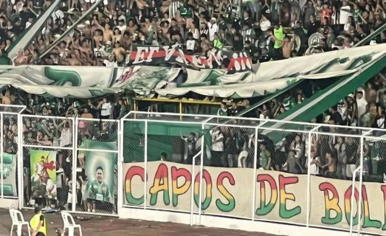 La barra de Oriente Petrolero MOSTRÓ en su tribuna un trapo que le ROBÓ a River