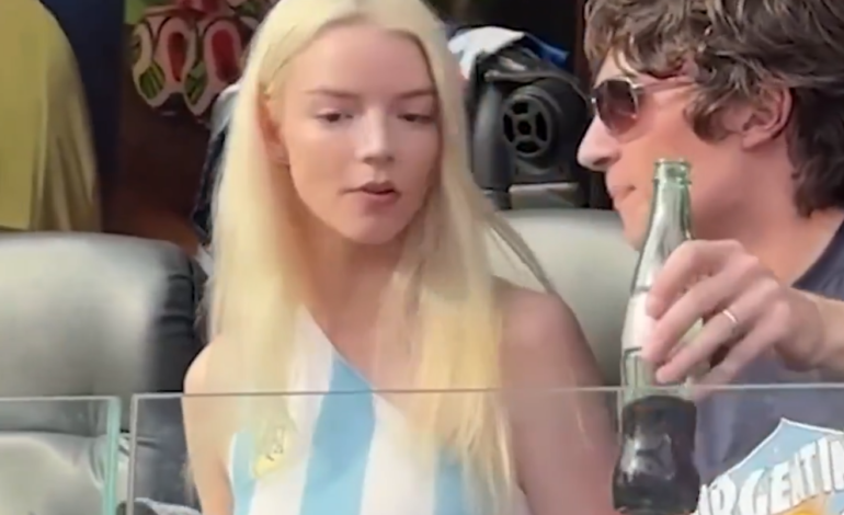 VIDEO | Anya Taylor-Joy deslumbró en Los Ángeles vestida de Argentina