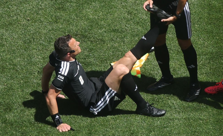 VIDEO | El árbitro Felix Zwayer sufrió un calambre y fue asistido por un jugador australiano