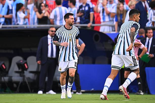 Con Messi de arranque y sin Mahrez en la visita: las formaciones de Argentina y Argelia
