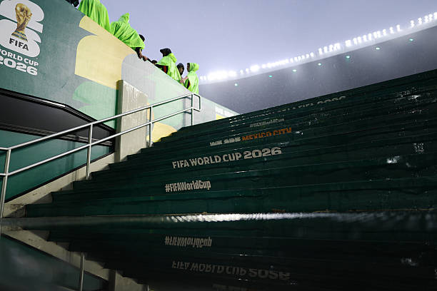 Lluvia en el Azteca: México y Ecuador, demorado