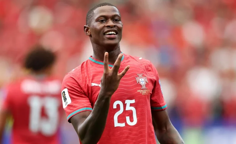 Con un amague táctico de CR7, Nuno Mendes firmó un golazo de tiro libre para Portugal ante Uzbekistán