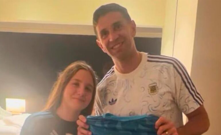 De cumpleaños en el Mundial: el gesto del Dibu Martínez que conmovió a una joven arquera