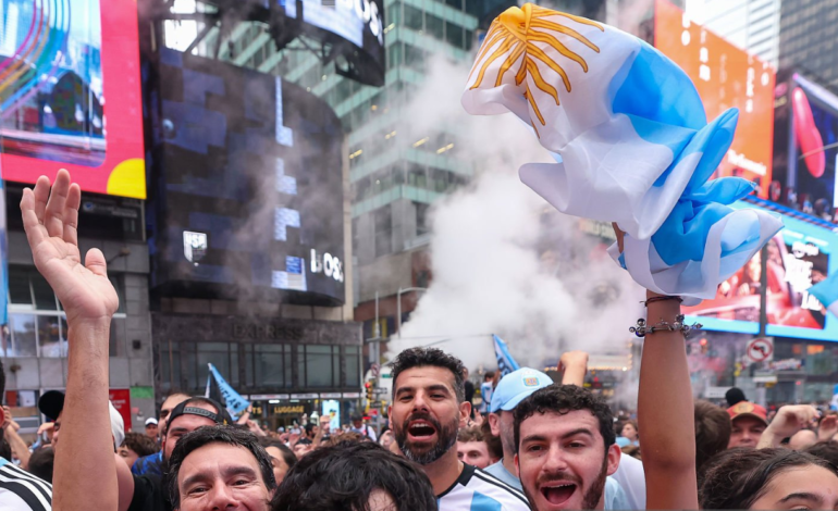 VIDEO | Times Square desbordado por un MASIVO BANDERAZO de hinchas argentinos antes de la final