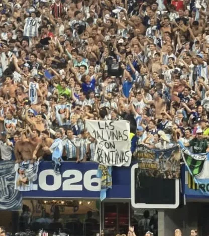 La HISTORIA DE LA IMPROVISADA bandera de Malvinas que mostraron los jugadores de la Selección Argentina y cómo les llegó