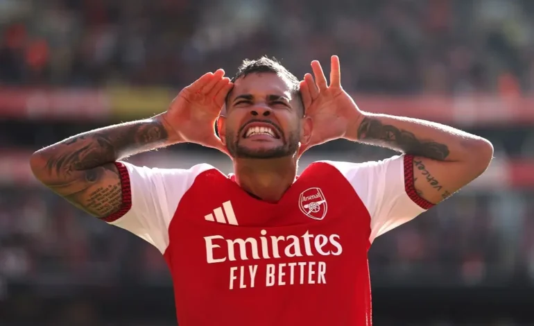 Arsenal reaccionó, venció a Leeds y alcanzó al Manchester City en la cima de la Premier League