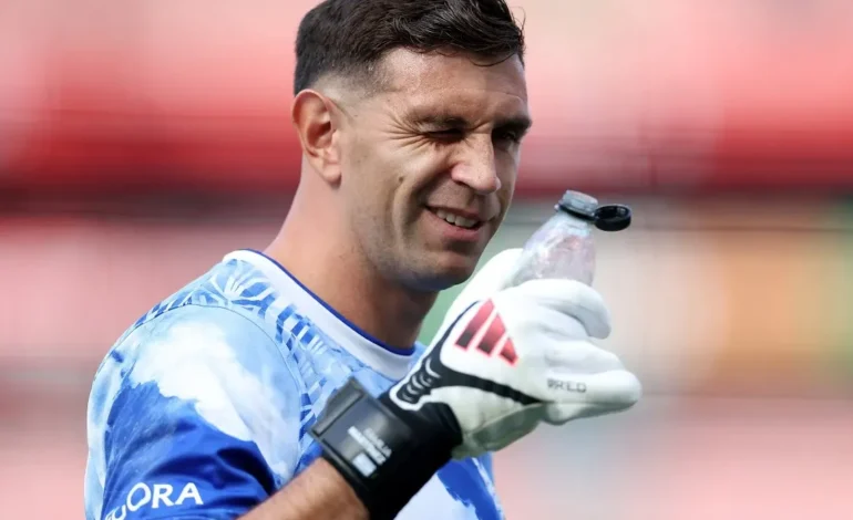 Dibu Martínez será titular en Chelsea ante Bournemouth y Valentín Barco quedó afuera